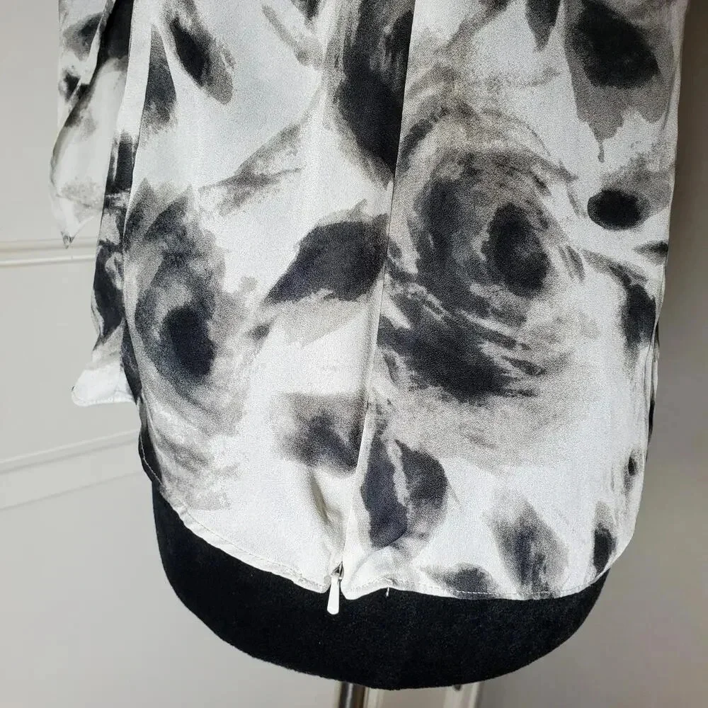 Anne Klein AK White and Black Abstract Floral Sleeveless Blouse Size PP